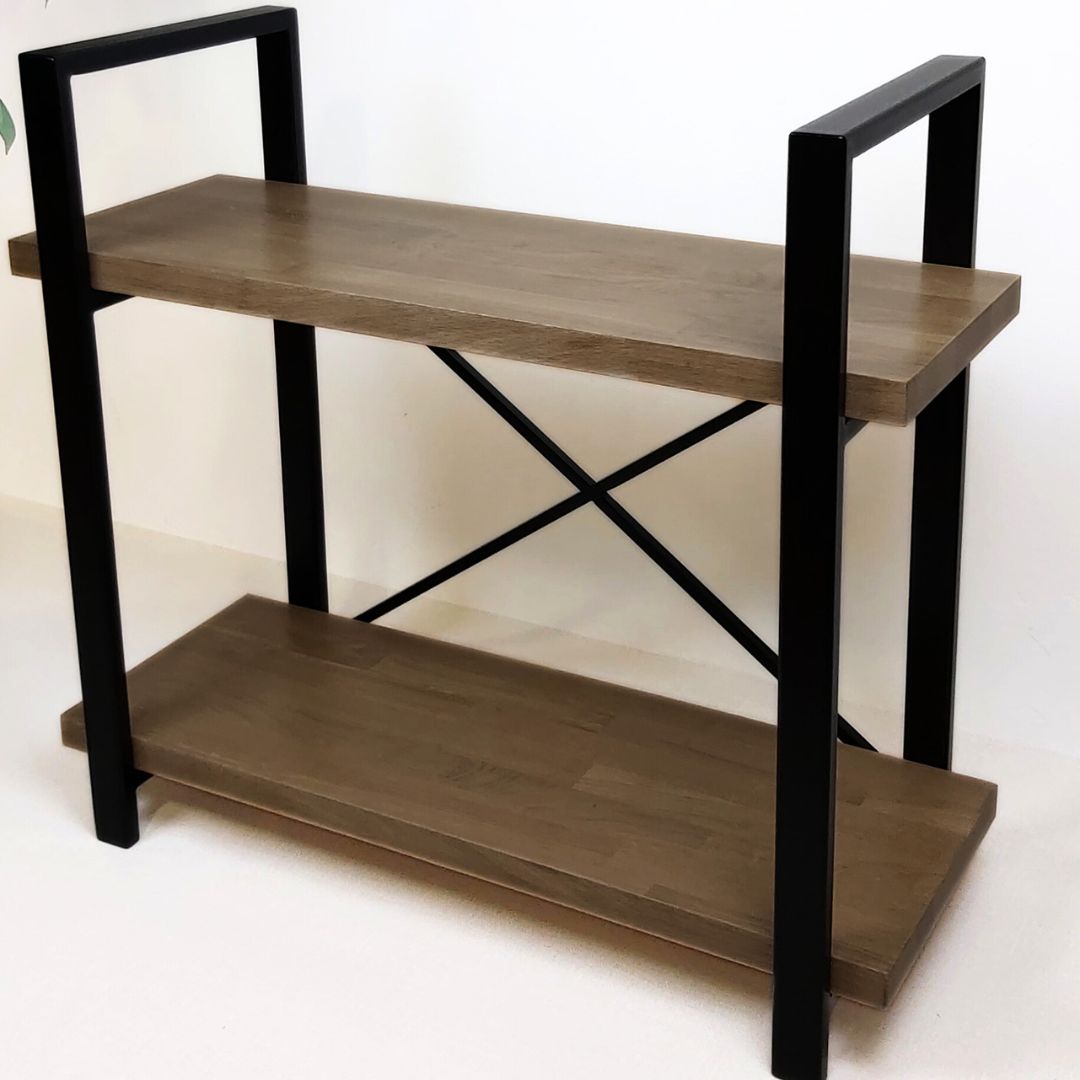 Pastatoma lentyna SUBTILUMAS-1 - Rankų darbo, pagamintas Lietuvoje metalo gaminys. ąžuolinė lentyna su metaliniu rėmu, dviejų lentynų minimalistinis dizainas.