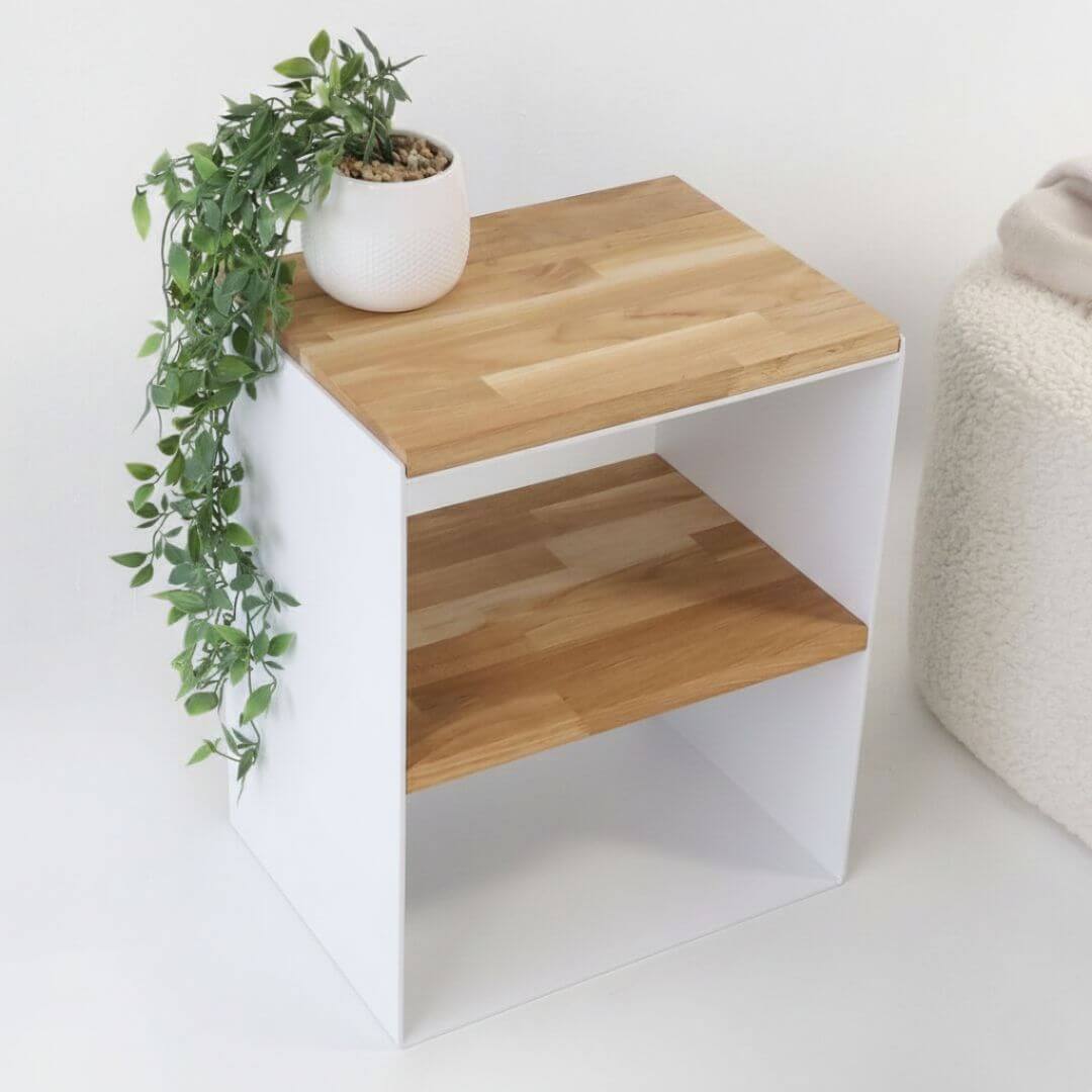 Modernus šoninis staliukas prie lovos – baltas metalas ir natūralaus medžio paviršiai