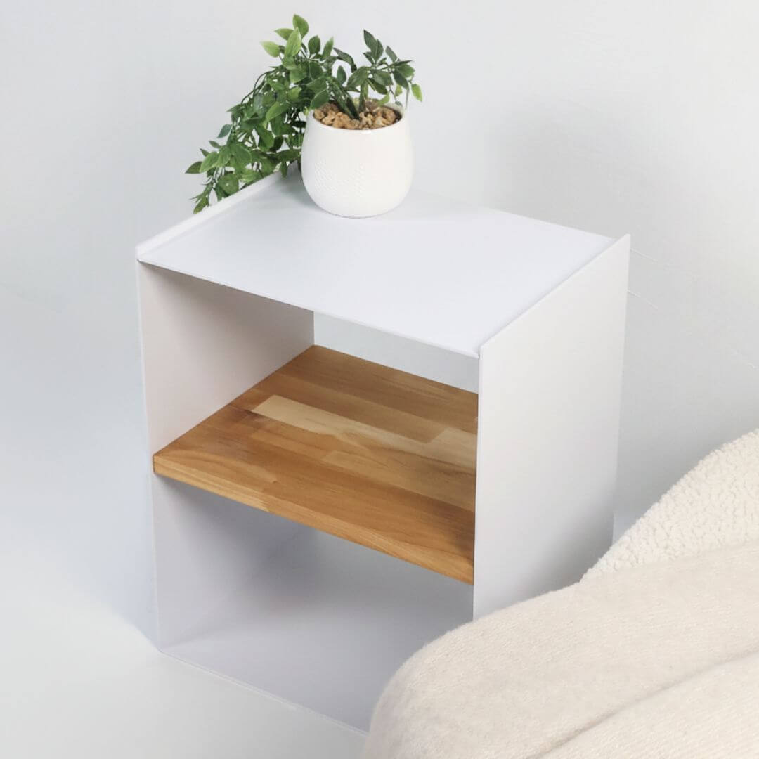 Minimalistinis staliukas prie lovos LONA-4 iš balto metalo