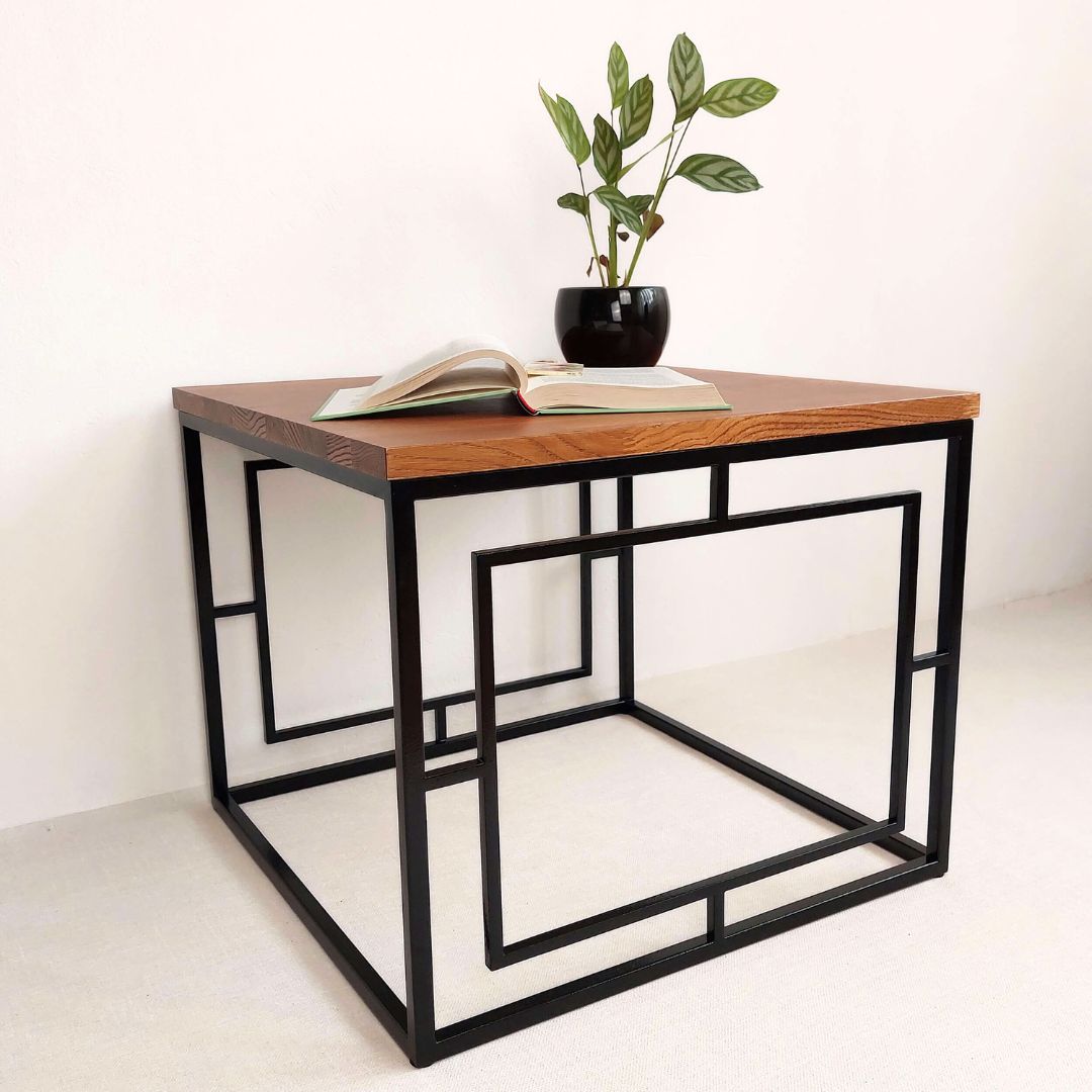 elegantiškas ir modernus staliukas, pagamintas iš metalo ir natūralaus medžio.