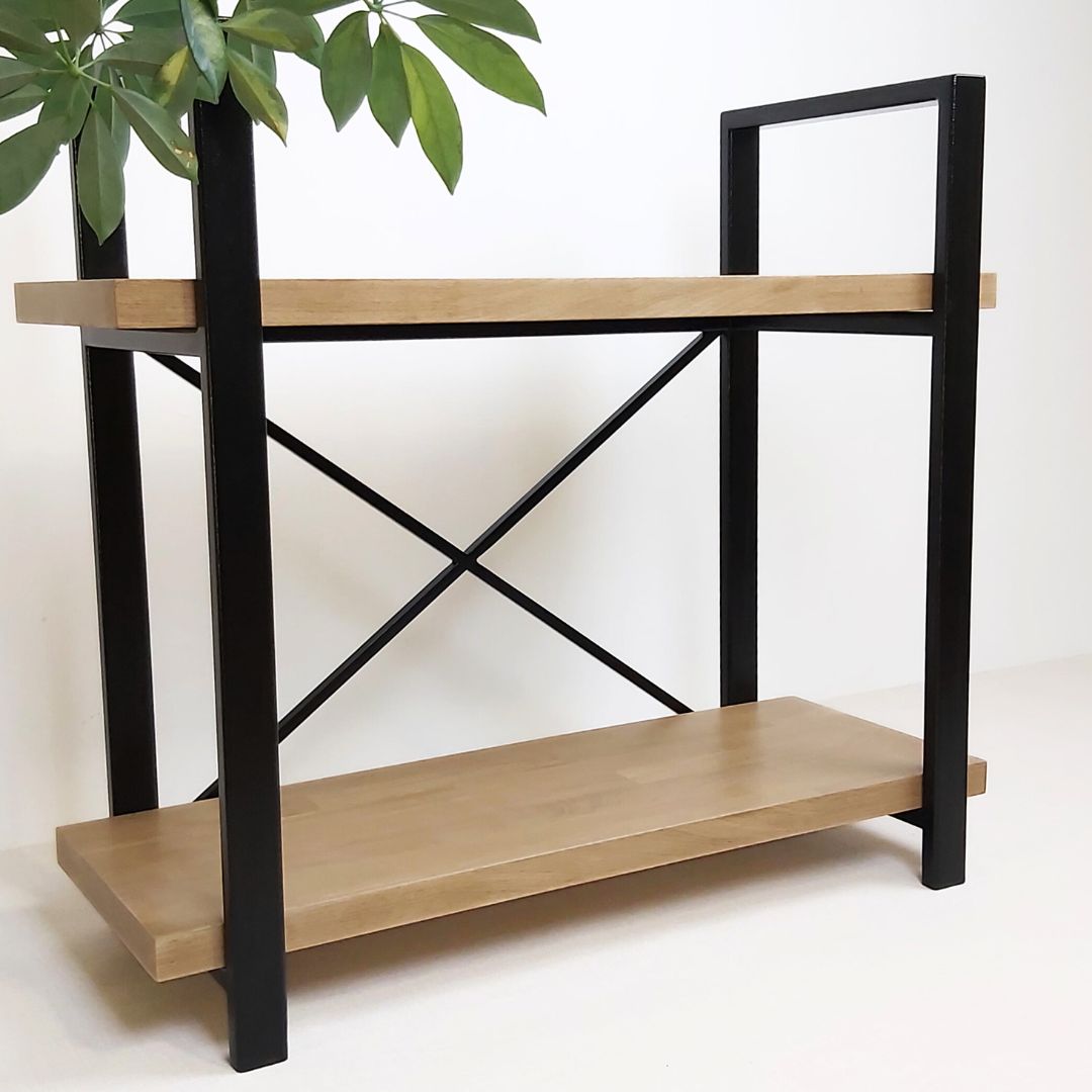 Pastatoma lentyna SUBTILUMAS-1 - Rankų darbo, pagamintas Lietuvoje metalo gaminys. ąžuolinė lentyna su metaliniu rėmu, dviejų lentynų minimalistinis dizainas.