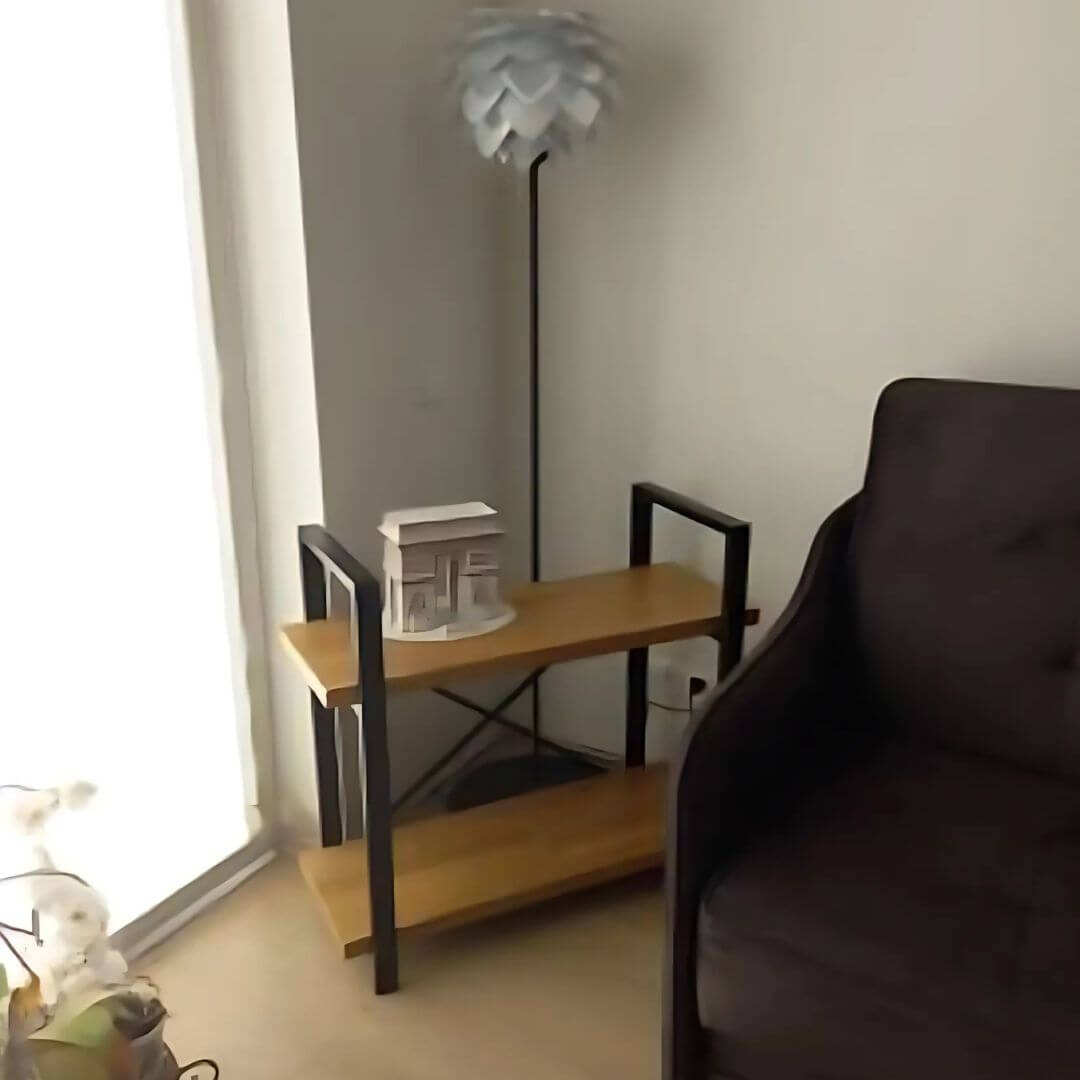 minimalistinė pastatoma lentyna knygoms svetaines interjere