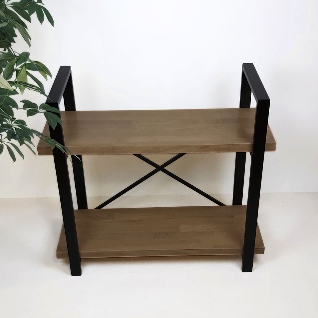 Pastatoma lentyna SUBTILUMAS-1 - Rankų darbo, pagamintas Lietuvoje metalo gaminys. ąžuolinė lentyna su metaliniu rėmu, dviejų lentynų minimalistinis dizainas.