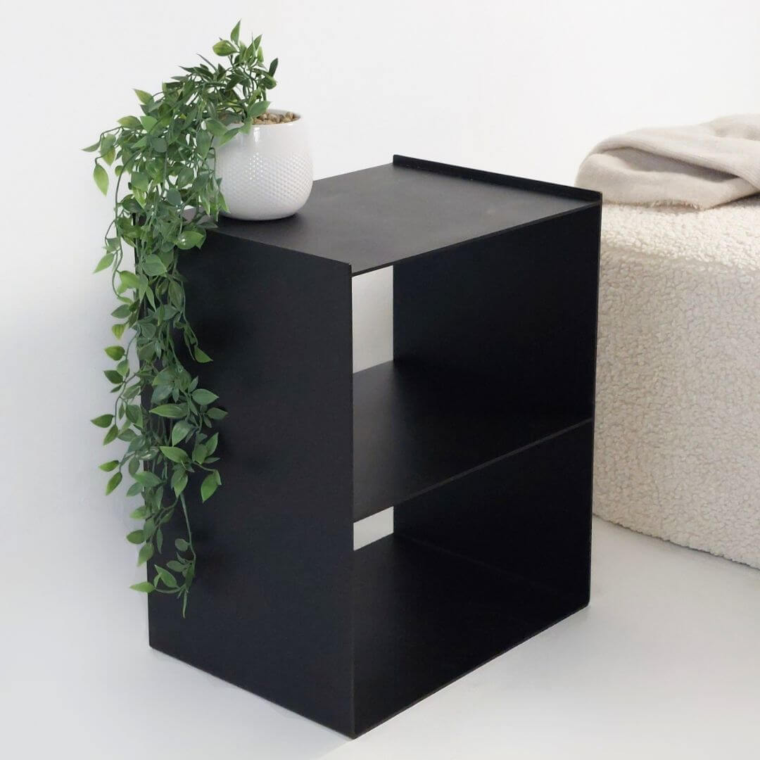 Šoninis staliukas LONA-1 miegamajui iš juodo metalo interjere