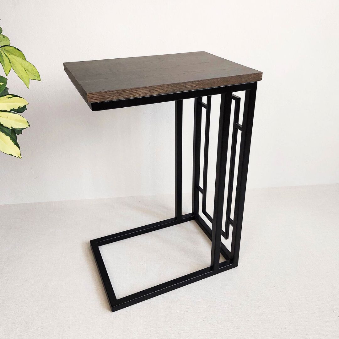 Šoninis staliukas ELEGANCIJA-1 - minimalistinis šoninis staliukas prie sofos su medžio stalviršiu ir metaliniu rėmu, idealiai tinkantis moderniam interjerui