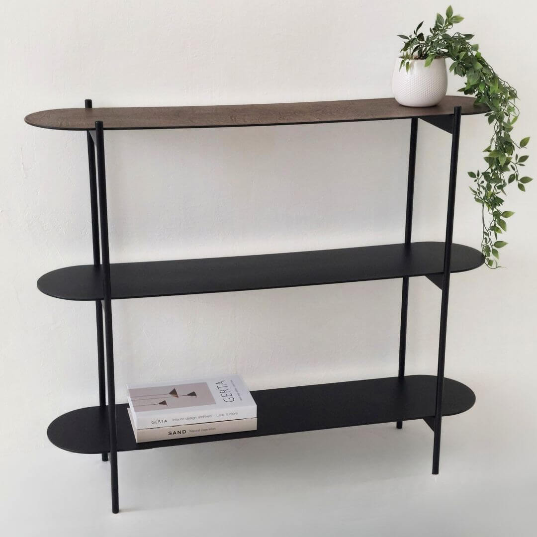 Metalinė konsolė su lentynomis – funkcionalus staliukas interjerui