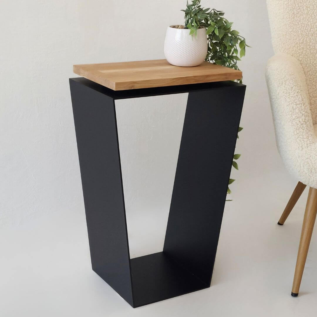 Metalinis šoninis staliukas prie sofos su ąžuolo viršumi – funkcionalus ir kompaktiškas sprendimas moderniam interjerui. Galima individuali gamyba.