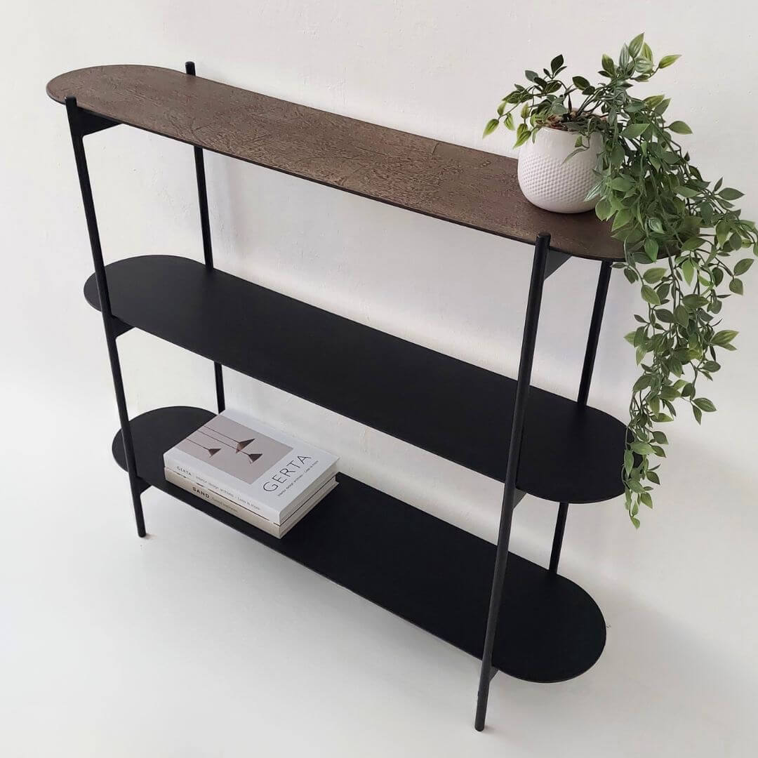 Moderni juoda metalinė konsolė su lentynomis