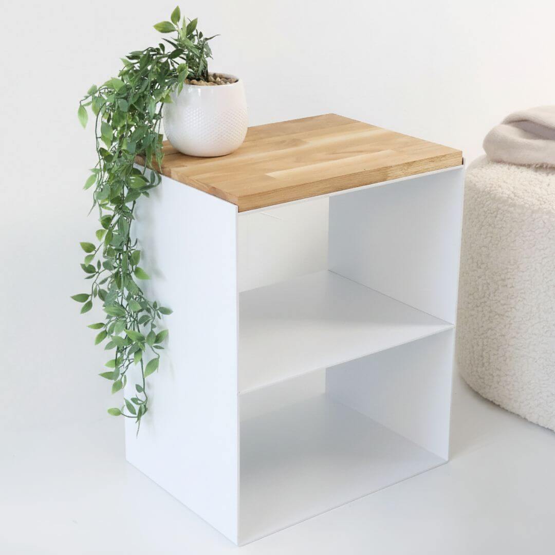 Balta naktinė spintelė LONA-3