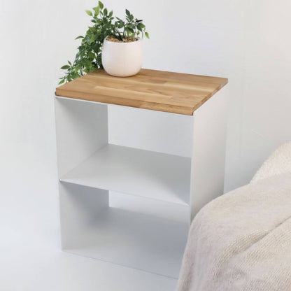 Balta naktinė spintelė LONA-3 interjere prie lovos