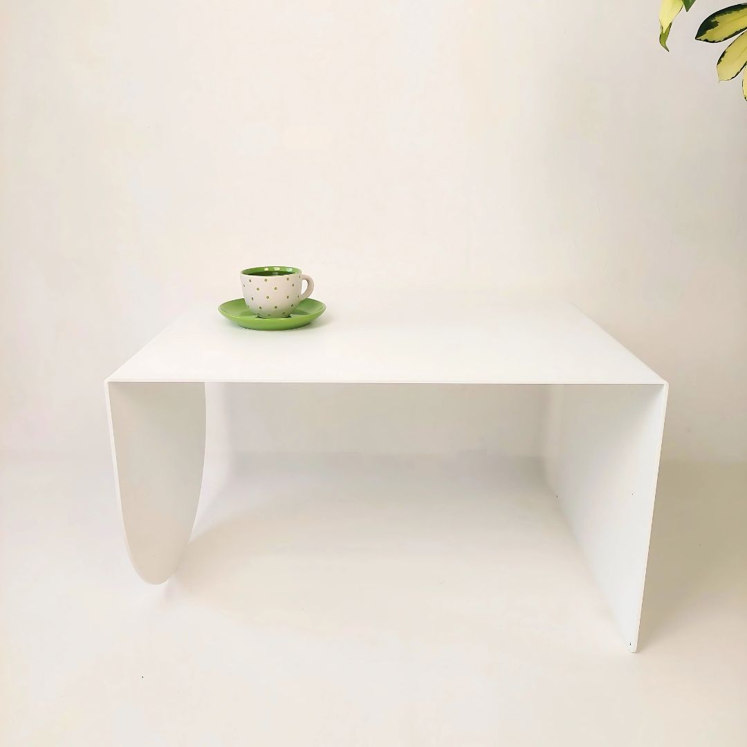 baltas minimalistinis kavos staliukas