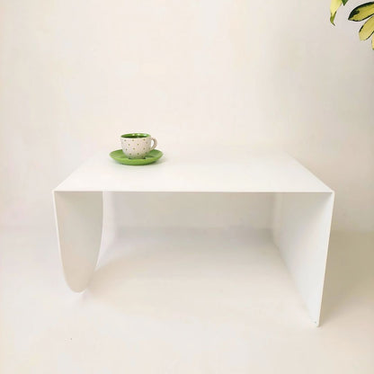 baltas minimalistinis kavos staliukas