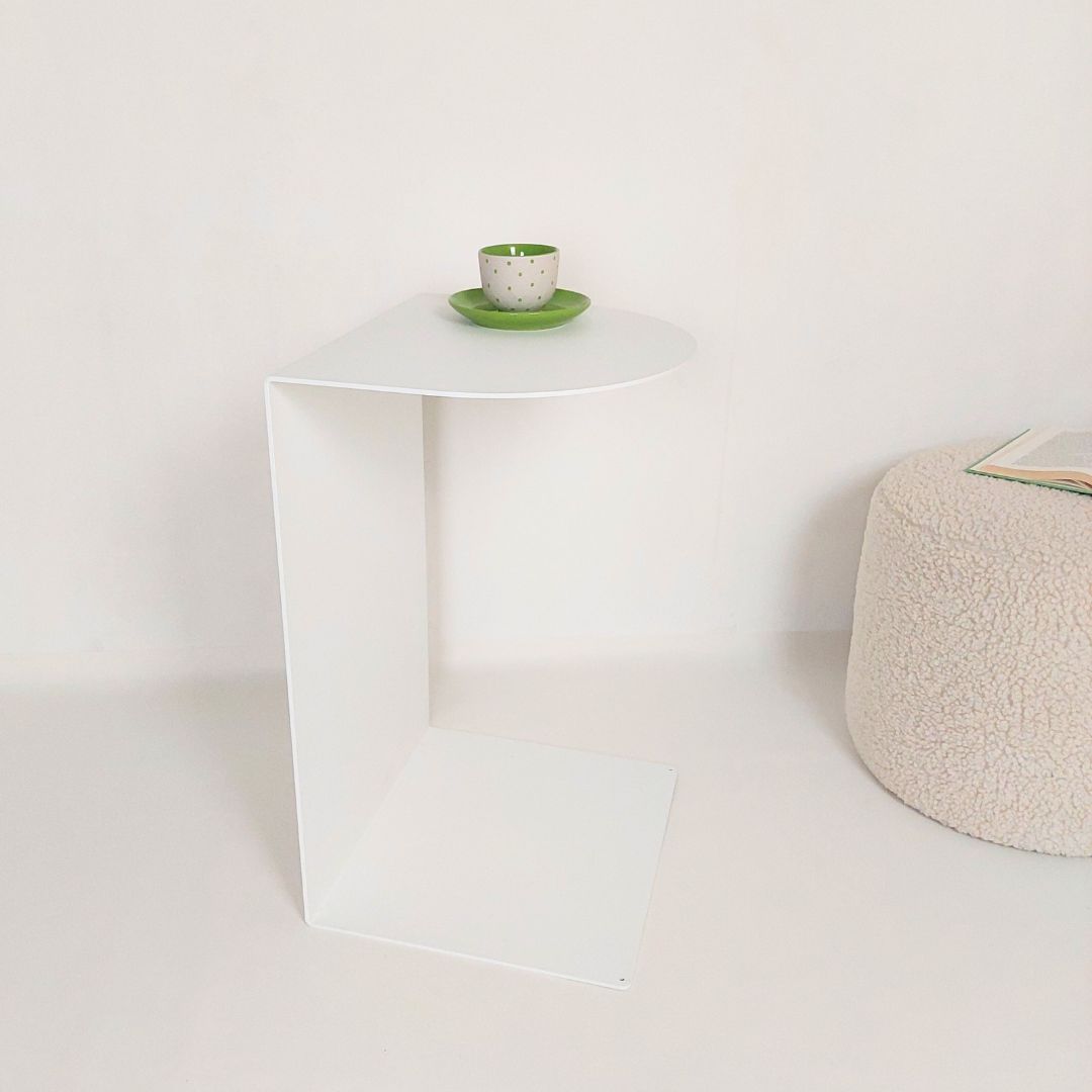 baltas minimalistinis soninis staliukas