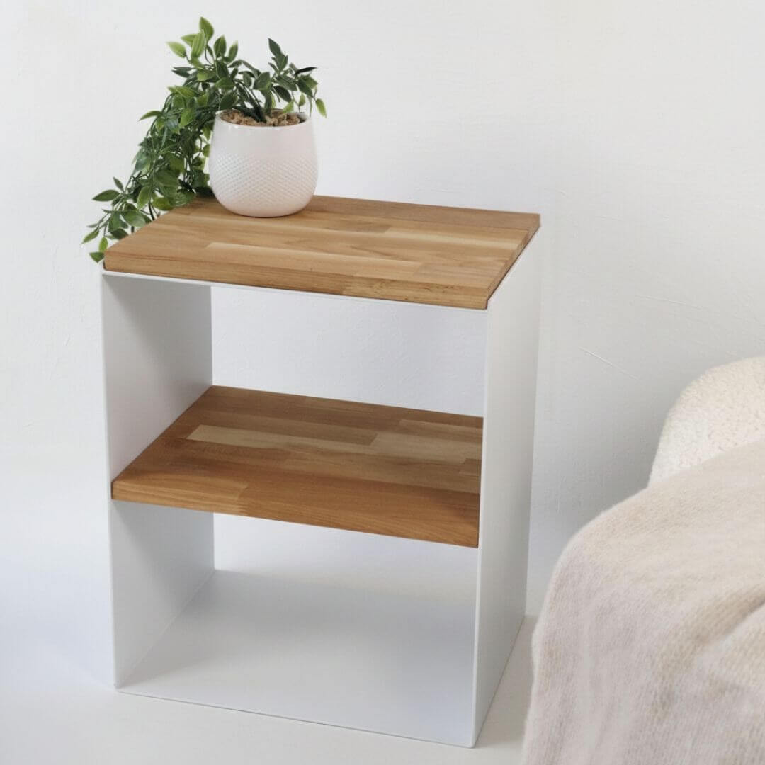Metalinis baltas naktinis staliukas su medžio detalėmis – modernus baldų dizainas namams