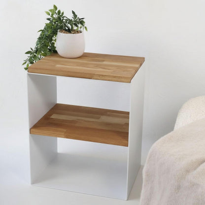 Metalinis baltas naktinis staliukas su medžio detalėmis – modernus baldų dizainas namams