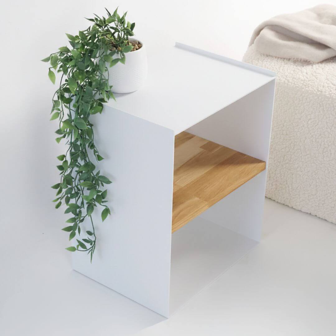 Baltas staliukas prie lovos LONA-4