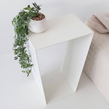 baltas žurnalinis staliukas prie sofos