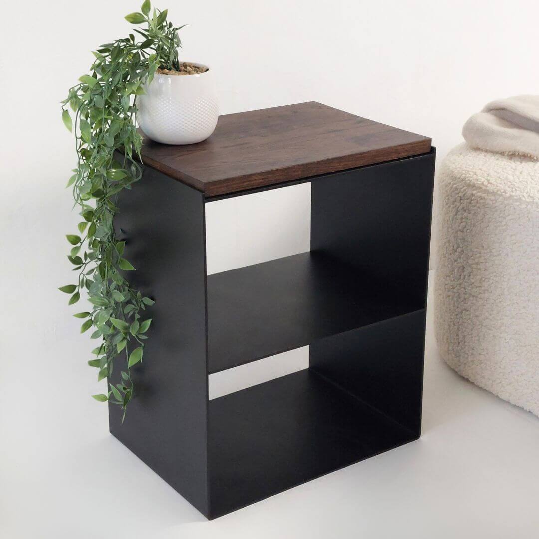 Nuoda naktinė spintelė prie lovos