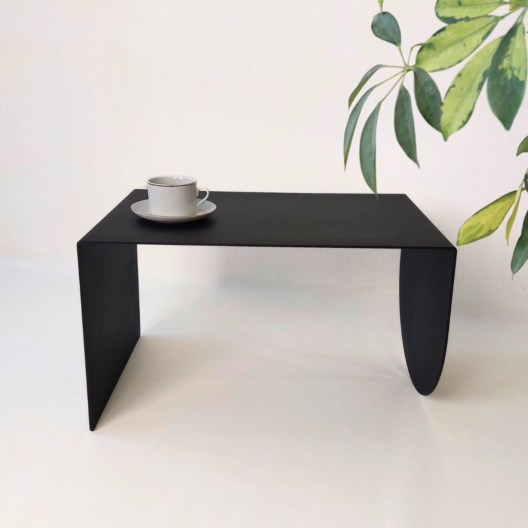 juodas minimalistinis kavos staliukas