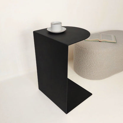 biuro baldai, juodas minimalistinis šoninis staliukas poilsio zonai