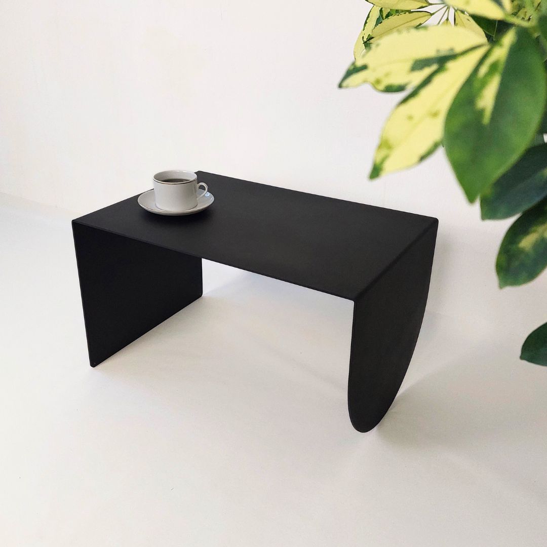 lofto interjeras, minimalistinis juodas modernus staliukas kavai