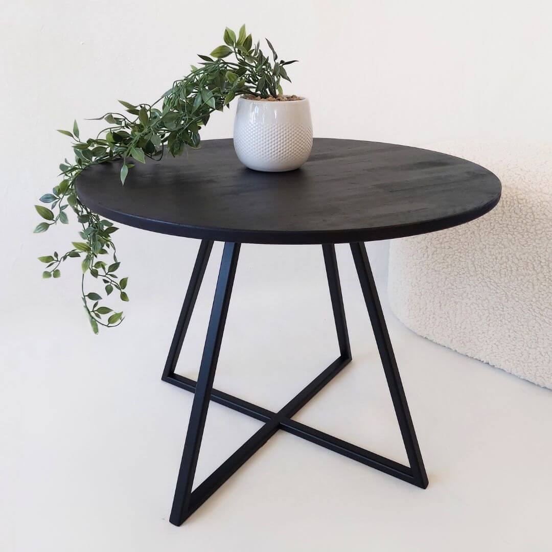 kavos staliukas NORD svetainėje – minimalistinis stilius