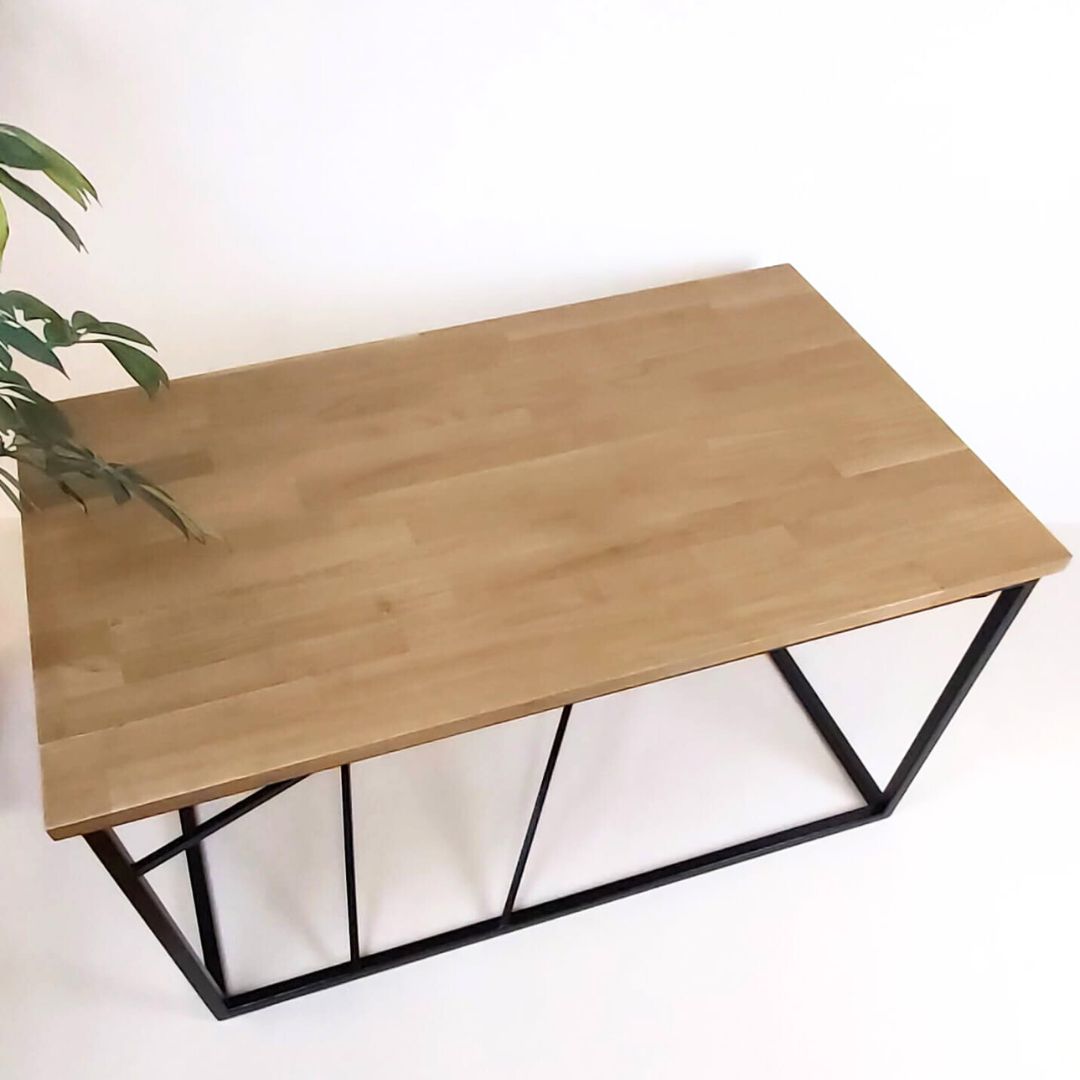 Staliukas VORATINKLIS-1 - Minimalistinio stiliaus staliukas norintiems susikurti stilingą, patogią ir neperkrautą namų erdvę.