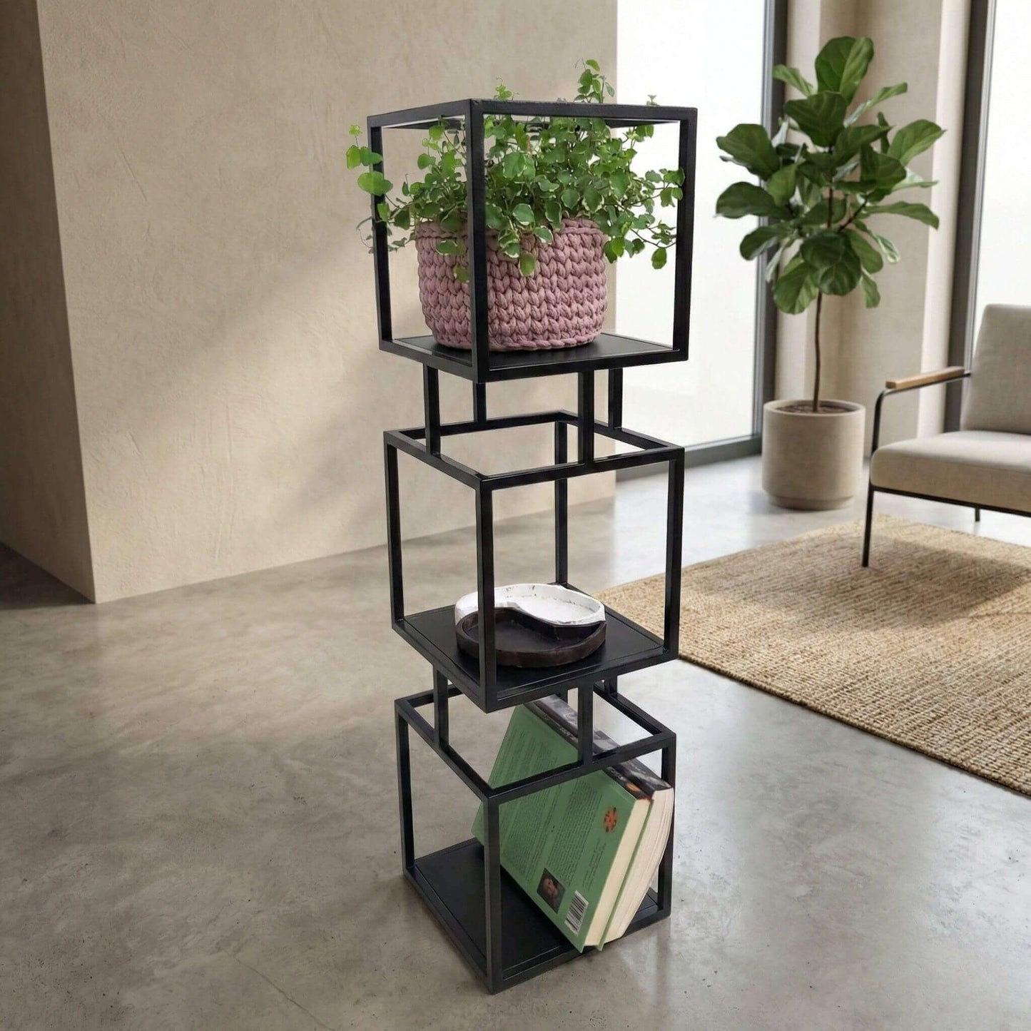 Knygų lentyna BOKŠTAS-1 svetainės interjere su dekoratyviniais elementais