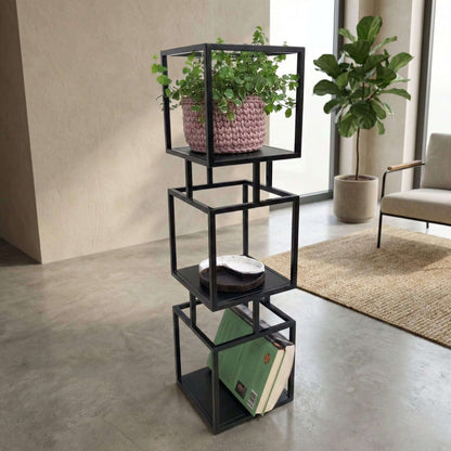 Knygų lentyna BOKŠTAS-1 svetainės interjere su dekoratyviniais elementais