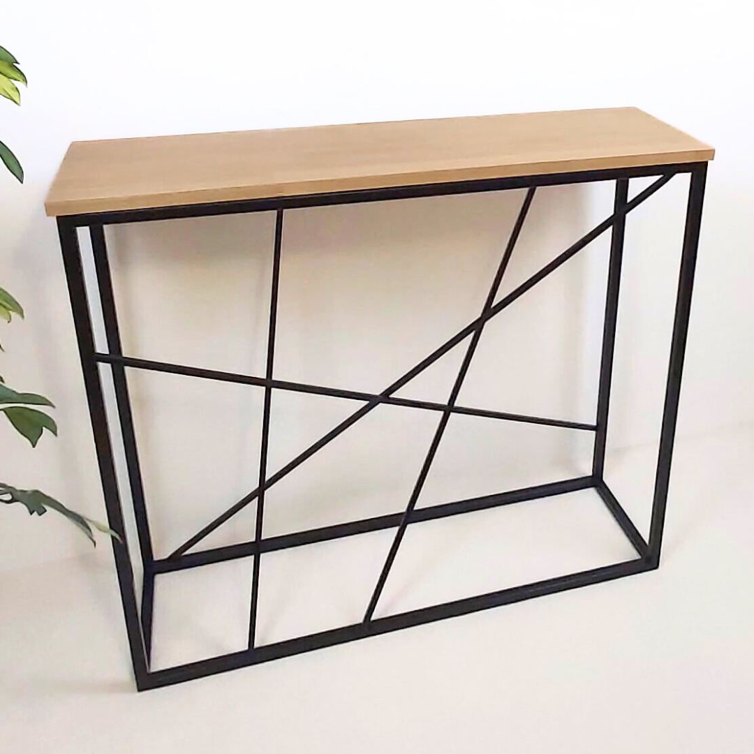 Minimalistinė konsolė su  metalinėmis kojomis