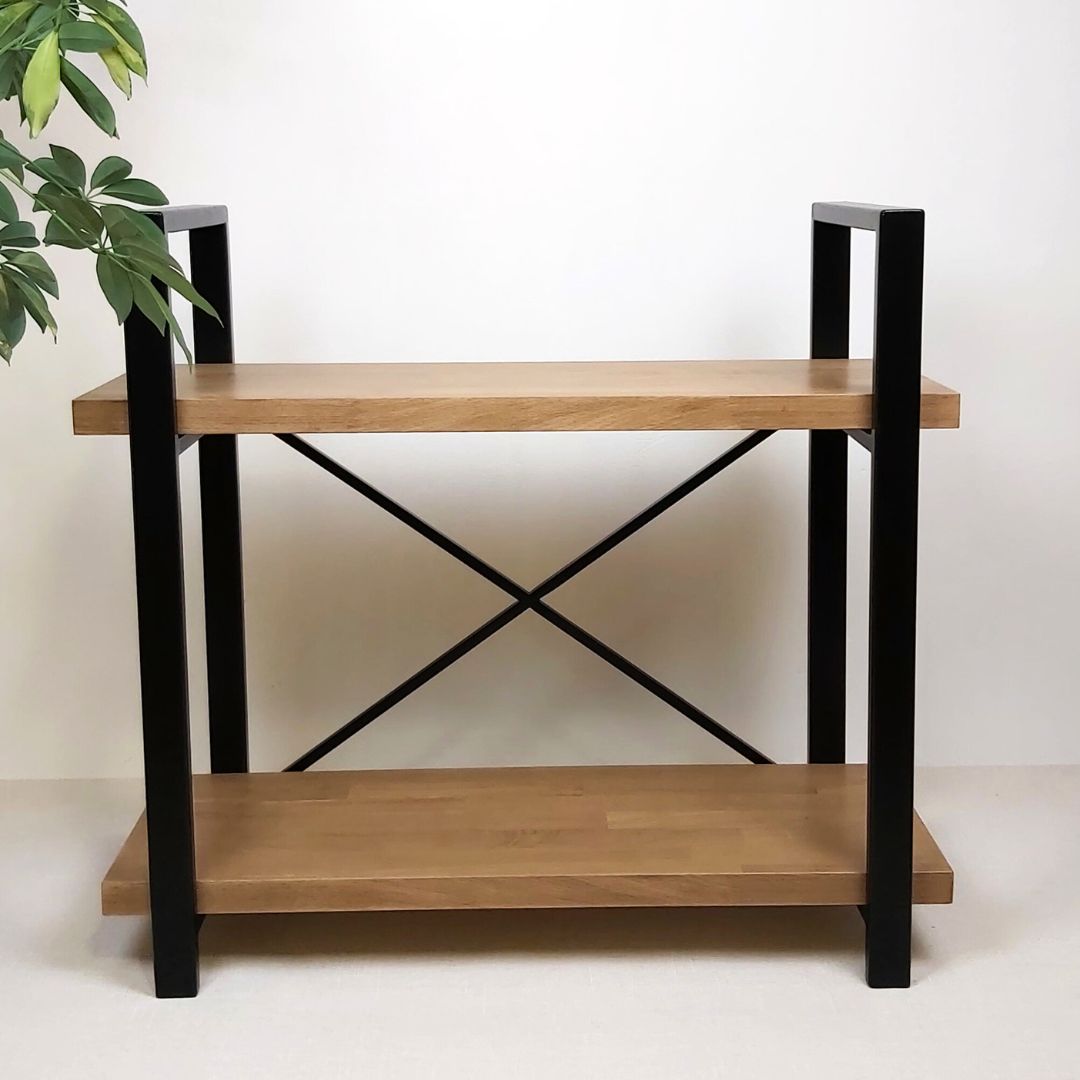 Pastatoma lentyna SUBTILUMAS-1 - Rankų darbo, pagamintas Lietuvoje metalo gaminys. ąžuolinė lentyna su metaliniu rėmu, dviejų lentynų minimalistinis dizainas.