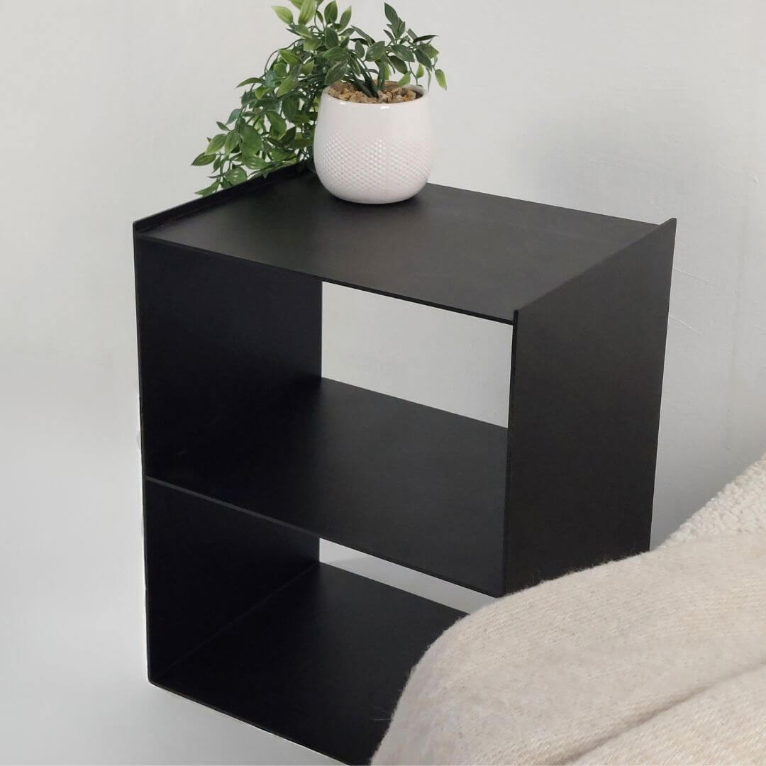 Juoda metalinė miegamojo spintelė LONA-1, vaizdas iš priekio