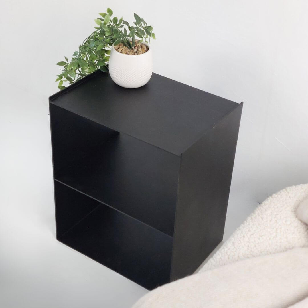 Miegamojo spintelės LONA-1 viršaus detalė, juodas metalinis paviršius