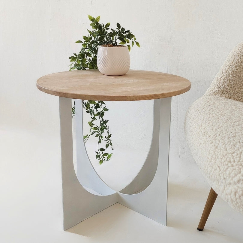 mažas staliukas interjere