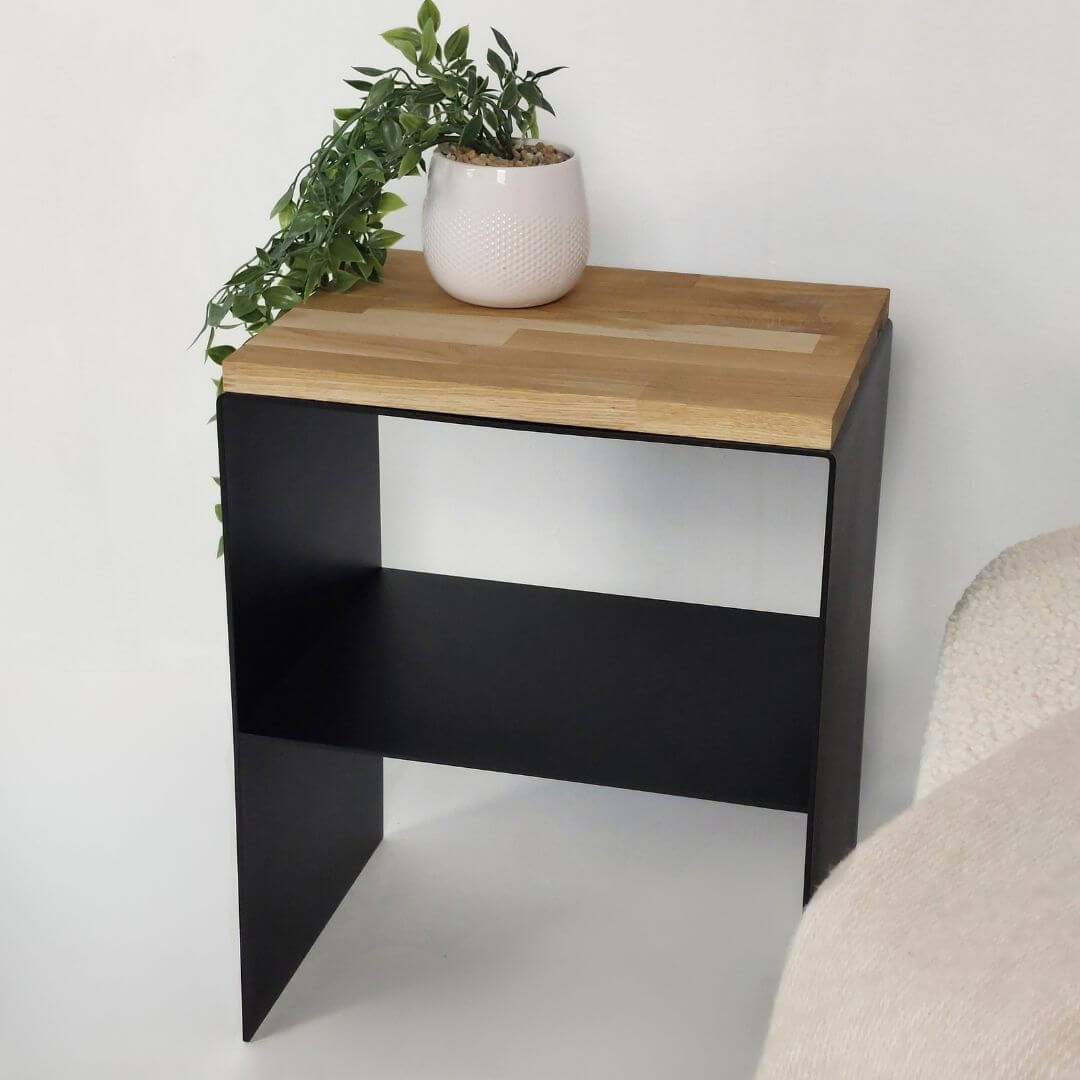 Natūralaus medžio viršus ant juodo metalinio naktinio staliuko