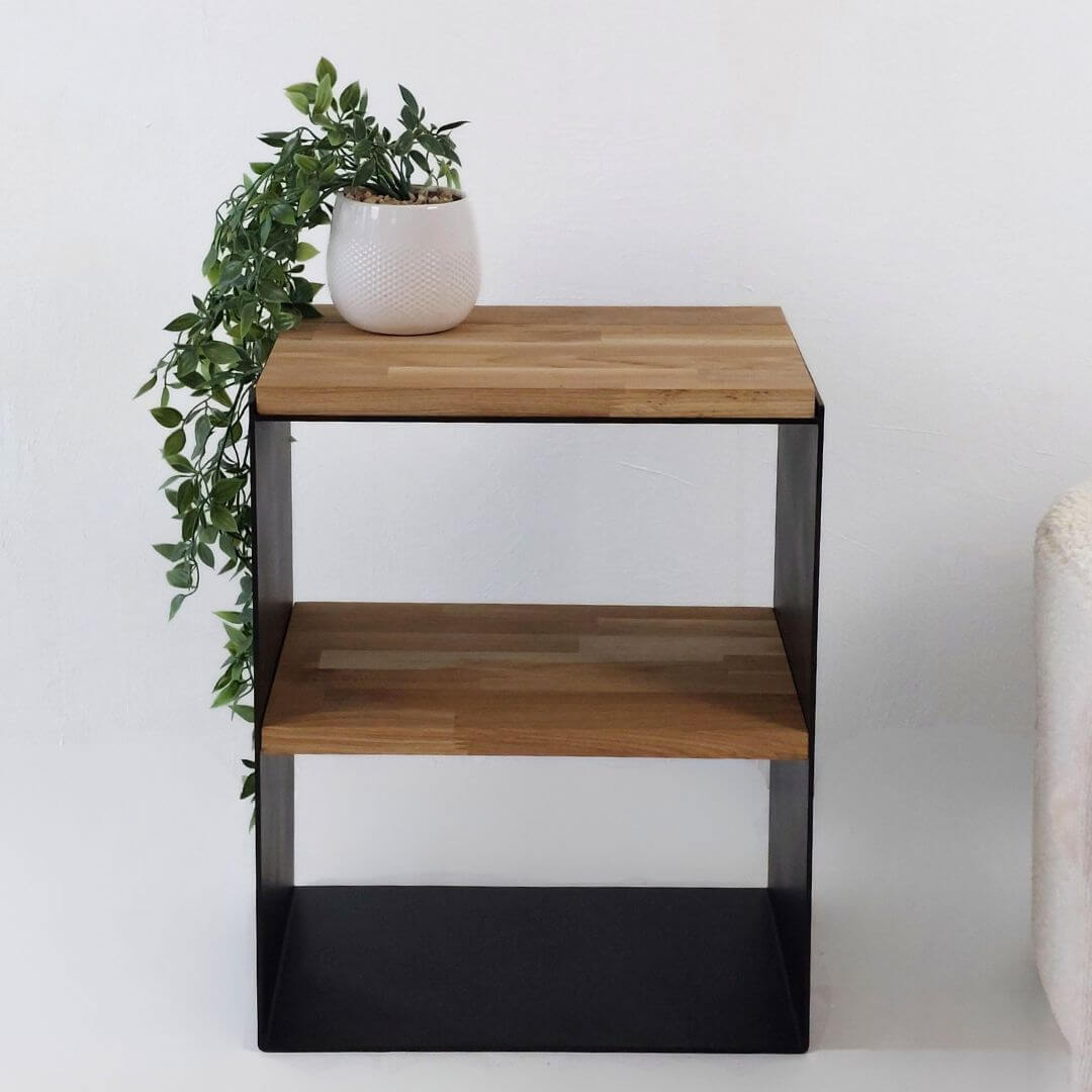 Modernus naktinis staliukas iš metalo ir medžio – minimalistinis miegamojo baldas