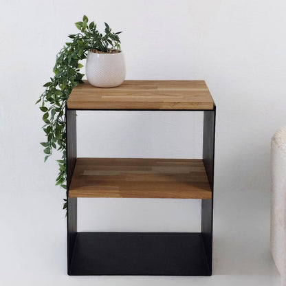 Modernus naktinis staliukas iš metalo ir medžio – minimalistinis miegamojo baldas