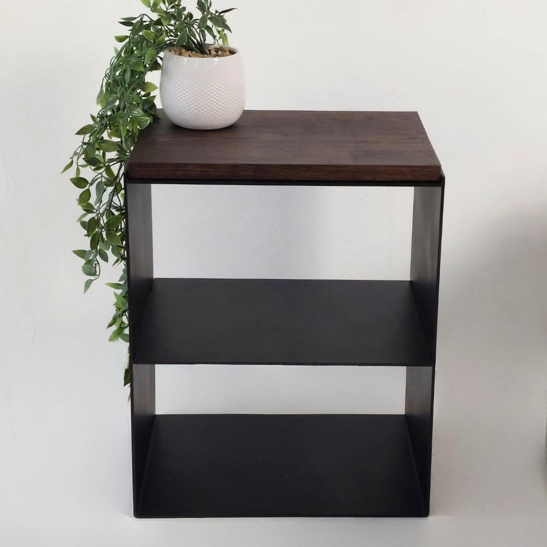 MIegamojo naktinė spintelė prie lovos