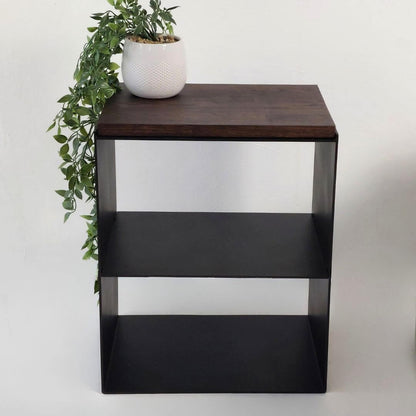 MIegamojo naktinė spintelė prie lovos