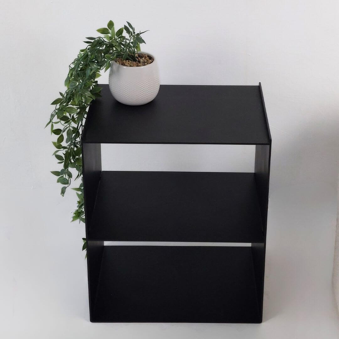 Miegamojo spintelė LONA-1 – juoda metalinė spintelė šalia lovos