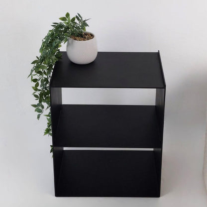 Miegamojo spintelė LONA-1 – juoda metalinė spintelė šalia lovos