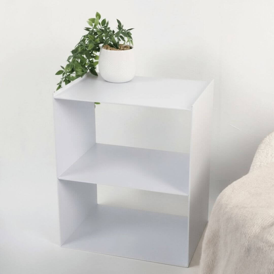 Miegamojo spintelė LONA-1 su dviem atviromis metalinėmis lentynomis