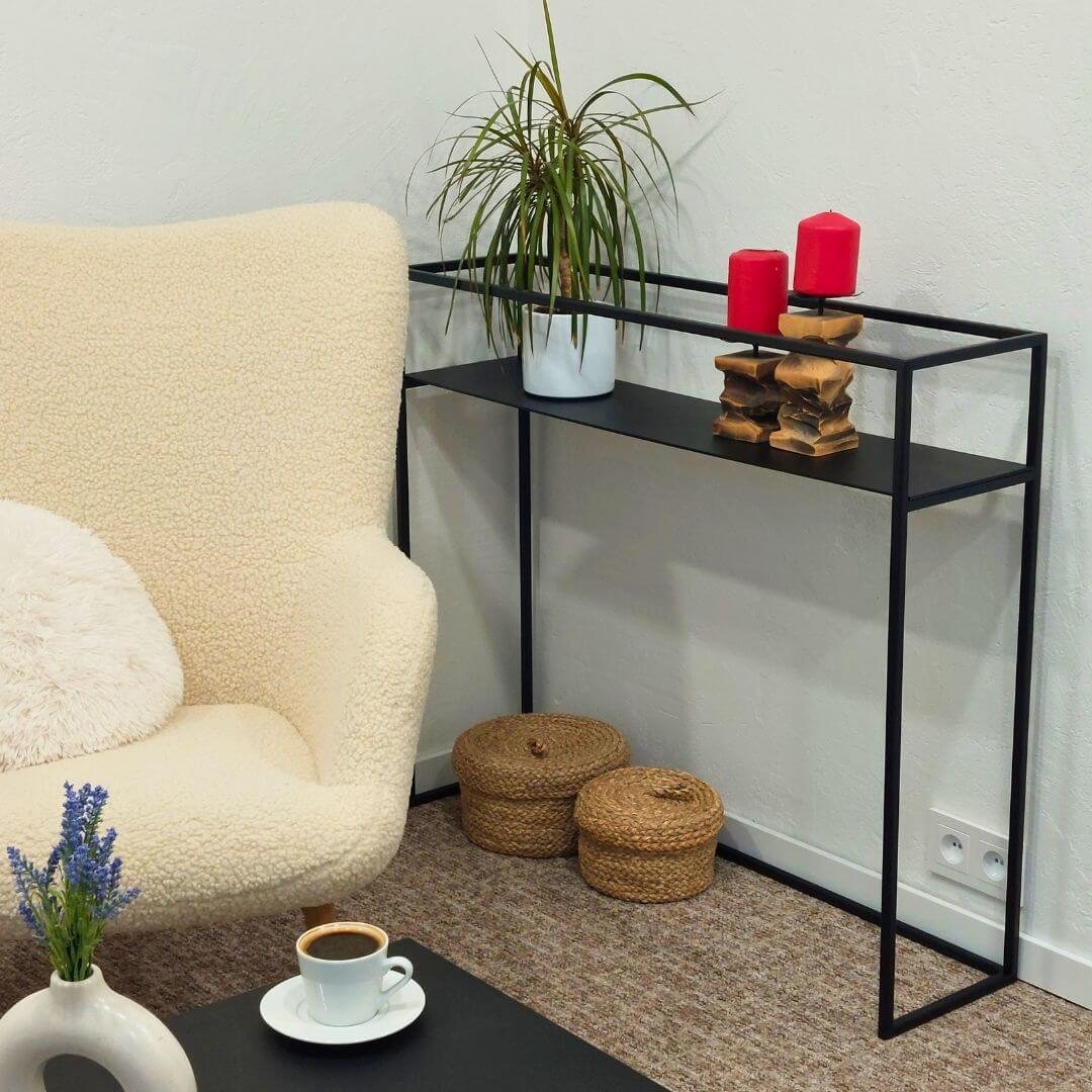 minimalistinė konsolinė lentyna svetainėje. Rankų darbo, pagaminta Lietuvoje. 
