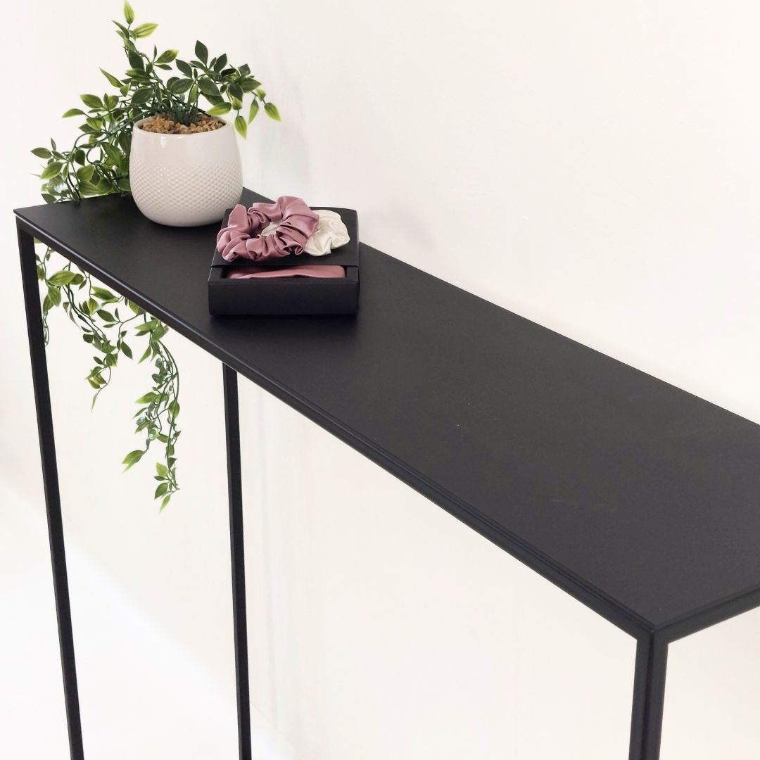 minimalistine konsolė prieškambariui
