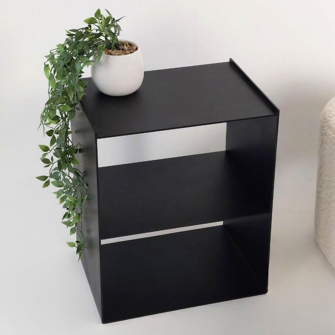 Minimalistinė miegamojo spintelė LONA-1 iš juodo metalo