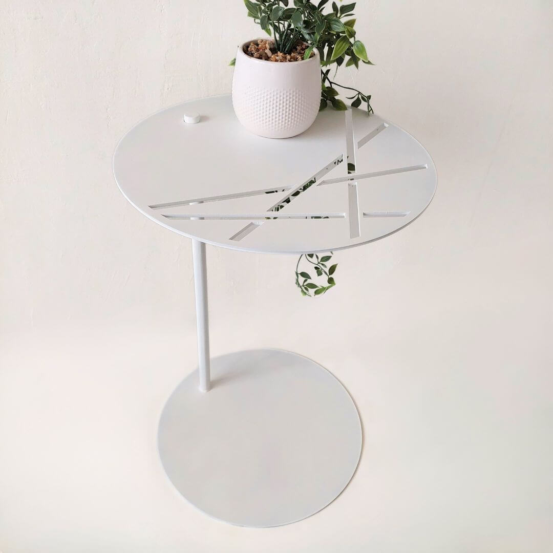 minimalistinis apvalus gėlių staliukas