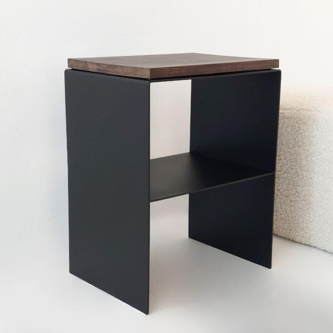 Minimalistinis juodas metalinis naktinis staliukas su mediniu viršumi