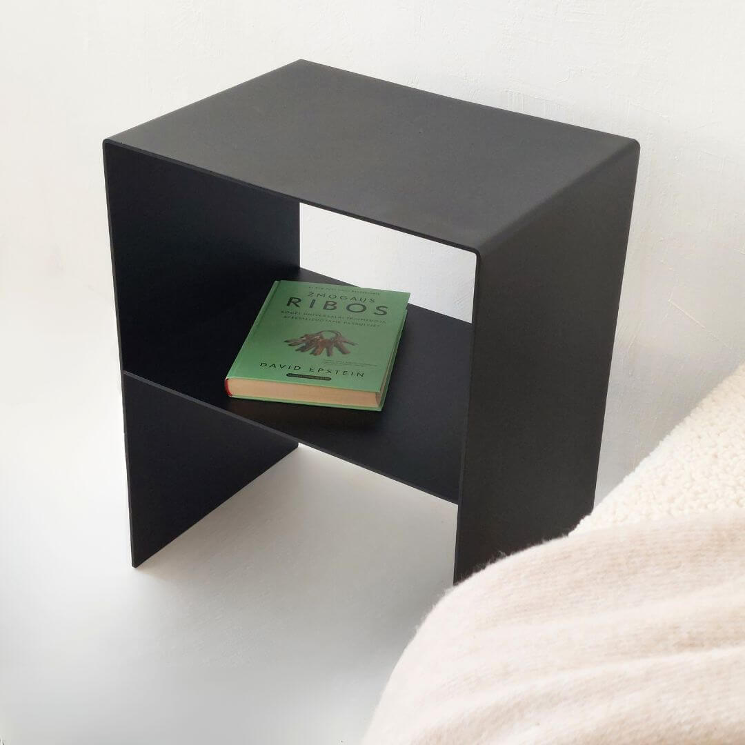 Minimalistinis naktinis staliukas TYLA-1 iš juodo metalo