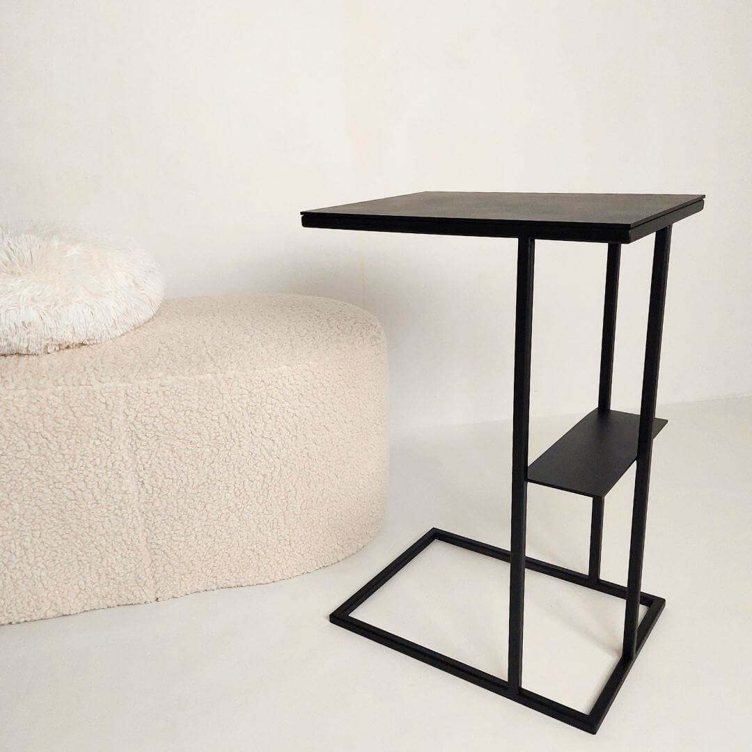 minimalistinis šoninis staiukas prie lovos