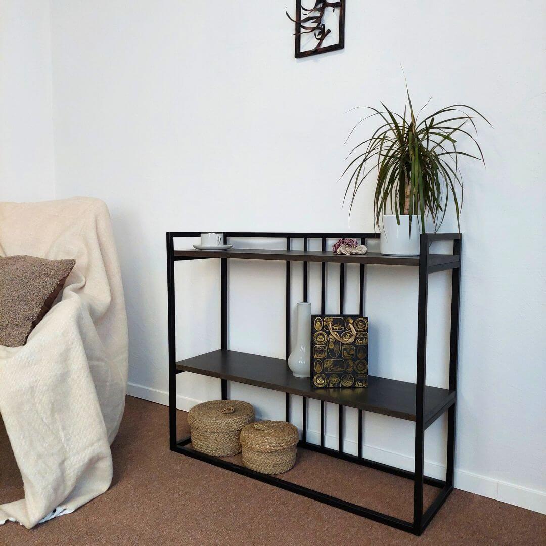Minimalistinio stiliaus konsolė nedideliame bute